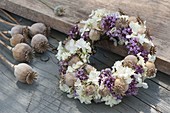 Kränzchen aus Papaver (Mohnkapseln), Oregano (Origanum) und Hydrangea