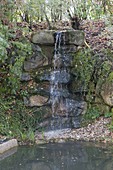 Wasserfall : Wasser läuft über Natursteine in Wasserbecken