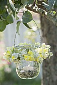 Einmachglas als Windlicht mit Kränzchen aus Blüten von Antirrhinum