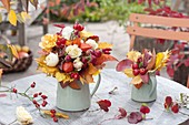 Herbststrauss aus Rosa (Rosen, Hagebutten), Physalis (Lampions), Malus