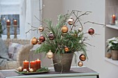 Weihnachtlicher Strauss aus Cryptomeria (Sicheltanne) und Sambucus