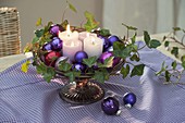 5 minute Advent wreath made of candles and balls on footed cake plate