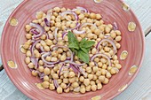 Kichererbsen-Salat mit Zwiebeln und Minze