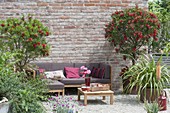 Australian gravel terrace with lounge corner