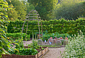 Gemüse(küchen)garten mit Clochen und Hochbeeten