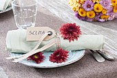 Chrysanthemum blossoms as napkin deco