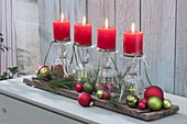 Schnelle Adventsdekoration mit umgedrehten Weinglaesern als Kerzenhalter