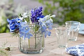 Glas in Glas Windlicht mit Blüten von Delphinium (Rittersporn)