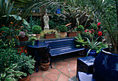Blaue Gartenmöbel auf Terrakotta-Terrasse