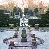 Armillarsphäre in der Mitte des formalen Jubiläumsgartens bei Frost