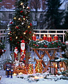 Balkon mit weihnachtlichem Schmuck, Taxus
