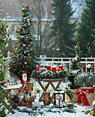 Balkon mit weihnachtlichem Schmuck, Taxus