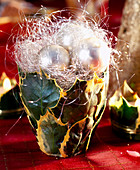 Tontopf mit Ilex-Blättern beklebt und weihnachtlich mit Engelshaar