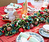 Ilex table garland discreetly decorated with natural materials