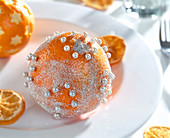 Orangen als Deko: Orangen mit Perlenstecknadeln und Glimmer verziert