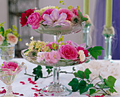 Etagere aus Glasschalen und diversen Gläsern mit historischen Rosen