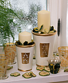Fensterbankdekoration mit Kerzen in Gold und Weiß