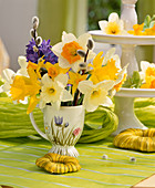 Tischdekoration: Strauß mit Narcissus, Hyacinthus