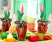 Wildtulpen in Glas mit Wasser, Zweigen aus Cornus