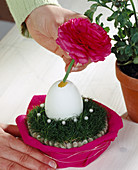 Easter nest with duck egg as vase 5. step