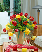 Strauß mit roten und gelben Tulpen
