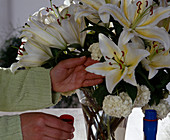 Für längere Blütedauer Schnittblumendünger ins Wasser geben