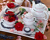 Stil mit Rosenblüten, Lavendel und Clematis