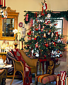 Weihnachtsbaum rot-weiß geschmückt