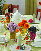Table decoration with Vrbena bonariensis (verbena)