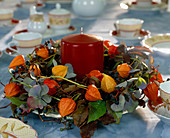 Herbstkranz: Parthenocissus (Wilder Wein), Hydrangea (Hortensie), Physalis (Lampionblume)