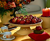 Tischdeko-Schale mit Weihnachtsäpfeln und Preiselbeeren