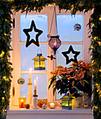 Weihnachtliche Adventsdeko am Fenster