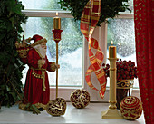 Fenstergestaltung mit Nikolaus, Zweige, Kranz aus Buchs