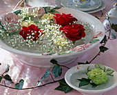 Rose blossoms as floating blossoms in rose decoration bowls