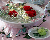 Rosenblüten als Schwimmblüten in Rosendekorschalen