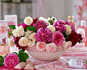 Schale mit historischen Rosen, Rosenwasser und Rosenparfüm