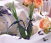 Lavendelflaschen binden 3/3: Lavendelflaschen; Mottenschutz für Wäsche