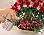 Rosenfächer stecken; Steckschwamm mit Hortensienblüten und Efeuranken bedecken u