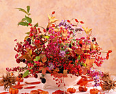 Keramikschale mit Steckmasse: Rosa (Hagebutten), Rubus (Brombeeren), Euonymus (Pfaffenhütchen)