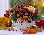 Fruit decoration: Rosa (rosehips), Malus (ornamental apples) and apple, Parthenocissus (wild vine)