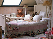 Schlafzimmer mit Rosen-Überwurf und Rosen-Lampe