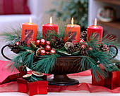 Adventsgesteck in Eisenjardiniere mit Zweigen und Kerzen