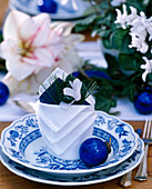 Napkin decoration blue (white), Cyclamen persicum (cyclamen)