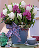 Tulipa 'Inzell' (tulip), Hyacinthus (hyacinth), Viburnum tinus