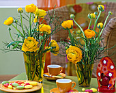 Ranunculus (ranunculus), Vaccinium (blueberry branches)