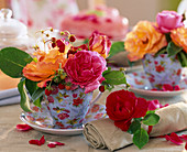 Rosa / Rosenblüten in Kaffeetasse und an Serviette, Fragaria