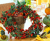 Pink wreath (rosehips), hedera (ivy)