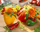 Capsicum (gelbe und rote Paprika als Vasen, grüne Paprika und Peperonie als Dek)