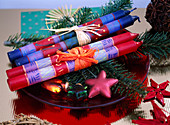 Rote und Blaue Kerzen als Geschenk weihnachtlich dekoriert