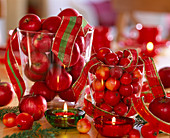 Glas mit Zieräpfeln und Weihnachtsäpfeln